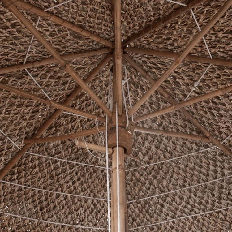 Parasol en bambou avec toit en feuilles de bananier