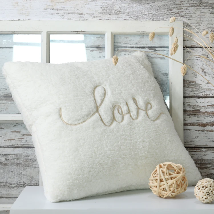 Coussin "love" brodé