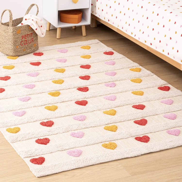 Alfombra infantil con corazones en relieve