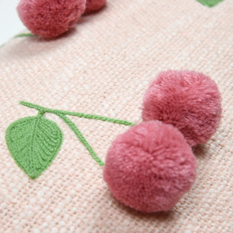 Coussin avec cerises en relief pompons