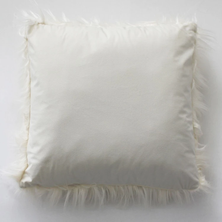 Coussin déhoussable uni imitation fourrure