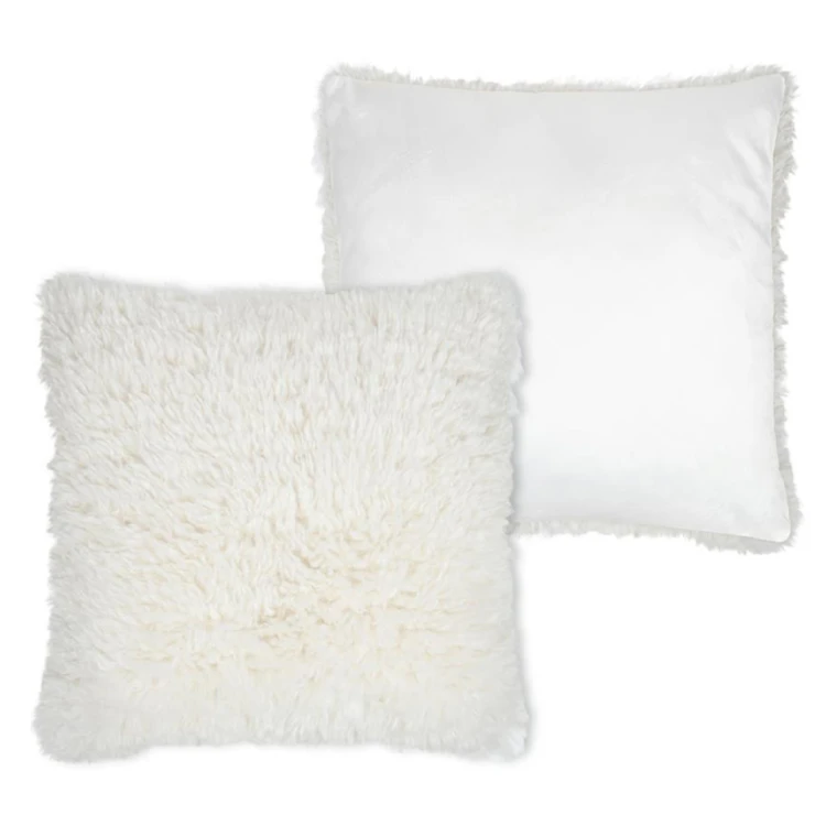 Coussin carré fausse fourrure effet poils longs