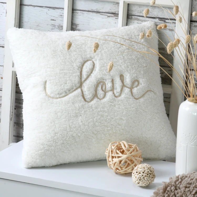 Coussin "love" brodé