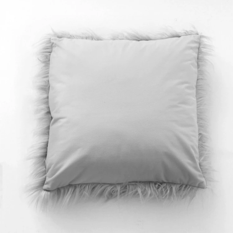 Coussin déhoussable uni imitation fourrure