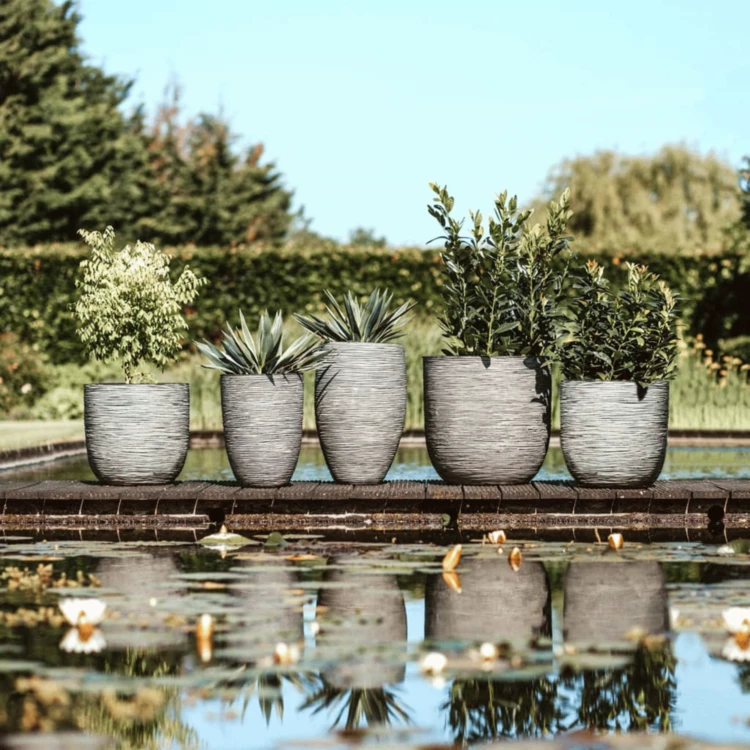 Jardinera al aire libre con nervaduras