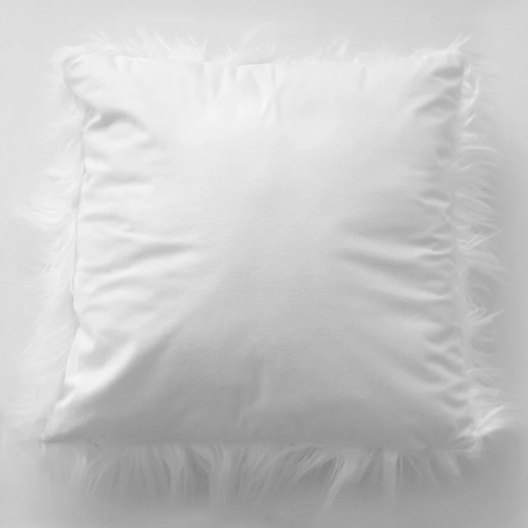 Coussin déhoussable uni imitation fourrure