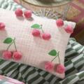 Coussin avec cerises en relief pompons