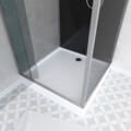 Cabine de douche carrée avec miroir et porte pivotante