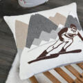 Coussin carré skieur et montagnes